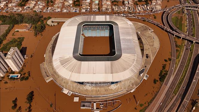 Sân vận động Arena do Gremio tại bang Rio Grande do Sul, Brazil bị ngập lụt do mưa lớn ngày 7/5/2024. Ảnh: AFP/TTXVN