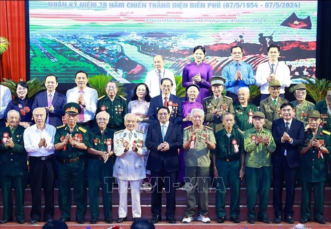 Thủ tướng Phạm Minh Chính với các Chiến sĩ Điện Biên, thanh niên xung phong, dân công hỏa tuyến trực tiếp tham gia Chiến dịch Điện Biên Phủ. Ảnh: Dương Giang-TTXVN