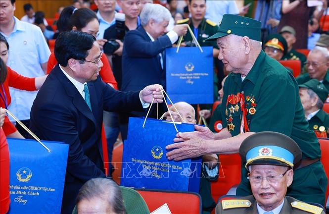 Thủ tướng Phạm Minh Chính tặng quà tri ân các Chiến sĩ Điện Biên, thanh niên xung phong, dân công hỏa tuyến trực tiếp tham gia Chiến dịch Điện Biên Phủ. Ảnh: Dương Giang-TTXVN