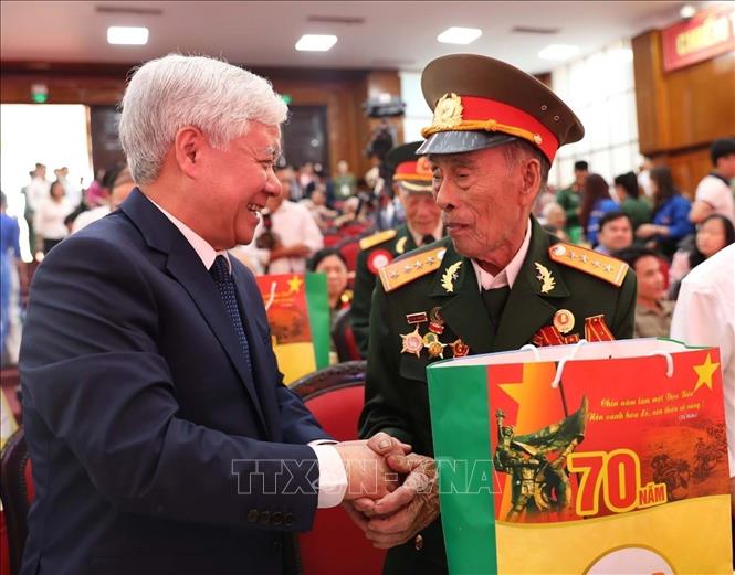 Chủ tịch UBTW MTTQ Việt Nam Đỗ Văn Chiến tặng quà, tri ân các Chiến sĩ Điện Biên. Ảnh: Nguyễn Nam-TTXVN