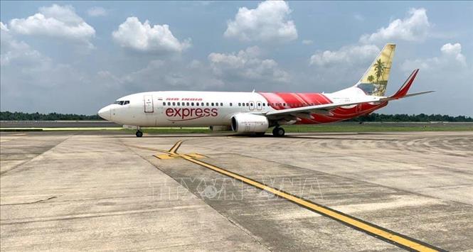 Máy bay của Hãng hàng không Air India Express tại sân bay quốc tế Kochi, Ấn Độ. Ảnh: ANI/TTXVN