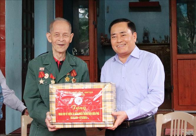 Chủ tịch UBND tỉnh Lạng Sơn Hồ Tiến Thiệu thăm, tặng quà thương binh Lục Văn Mùi, chiến sĩ trực tiếp tham gia chiến dịch Điện Biên Phủ, sinh năm 1933, hiện đang ở huyện Chi Lăng. Ảnh: Anh Tuấn - TTXVN