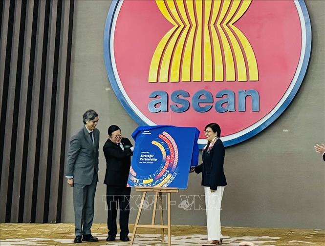  Tổng thư ký ASEAN Kao Kim Hourn; Đại sứ Liên minh châu Âu tại ASEAN, Sujiro Seam và Đại diện thường trực của Philippines tại ASEAN, Điều phối viên quốc gia về quan hệ đối thoại ASEAN-EU, bà Hjayceelyn M. Quintana công bố Sách Xanh. Ảnh: Đỗ Quyên - Pv TTXVN tại Indonesia 