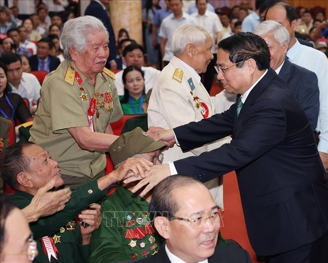 Thủ tướng Phạm Minh Chính gặp mặt, tri ân Chiến sĩ Điện Biên, thanh niên xung phong, dân công hỏa tuyến trực tiếp tham gia Chiến dịch Điện Biên Phủ, sáng 17/4, tại thành phố Điện Biên Phủ. Ảnh: Dương Giang-TTXVN