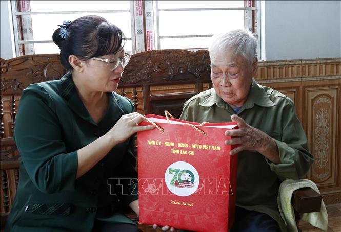 Lãnh đạo tỉnh Lào Cai thăm hỏi, tặng quà Ông La Văn Kim, Chiến sĩ Điện Biên, hiện đang sống trên địa bàn xã Liêm Phú, huyện Văn Bàn. Ảnh: Quốc Khánh - TTXVN
