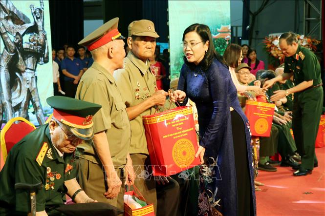 Bí thư Tỉnh uỷ Thái Nguyên Nguyễn Thanh Hải tặng quà các Chiến sĩ Điện Biên. Ảnh: Quân Trang-TTXVN 