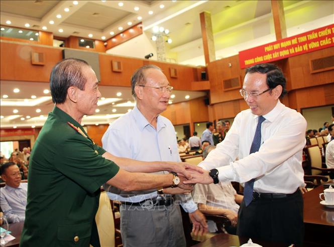 Bí thư Thành ủy Thành phố Hồ Chí Minh Nguyễn Văn Nên thăm hỏi các cựu chiến binh tham dự buổi họp mặt tri ân chiến sỹ, thanh niên xung phong, dân công hỏa tuyến tham gia chiến dịch Điện Biên Phủ. Ảnh: Xuân Khu-TTXVN