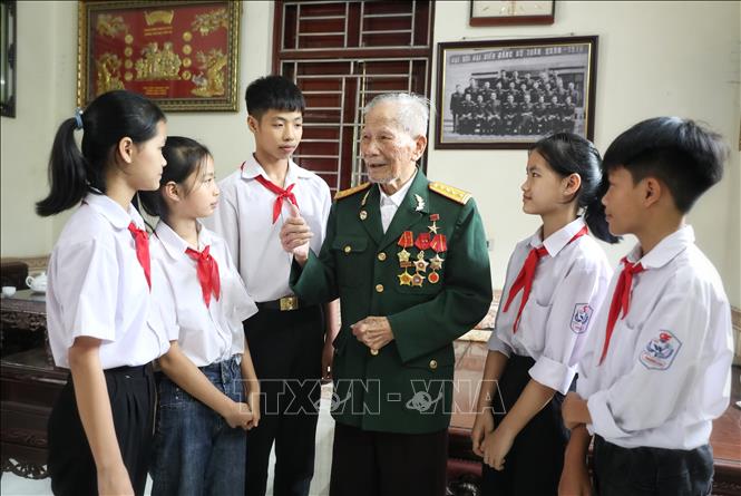 Học sinh trường THCS Thượng Lan, huyện Việt Yên (Bắc Giang) đến thăm hỏi  Anh hùng Chu Văn Mùi, Chiến sĩ Điện Biên. Ảnh: Danh Lam-TTXVN