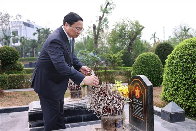 Thủ tướng Phạm Minh Chính thắp hương các phần mộ liệt sỹ tại Nghĩa trang liệt sỹ A1, thành phố Điện Biên Phủ. Ảnh: Dương Giang-TTXVN

