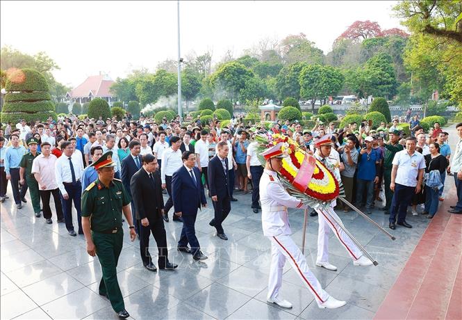  Thủ tướng Phạm Minh Chính dâng hương tại Nghĩa trang Liệt sĩ Quốc gia A1. Ảnh: Dương Giang - TTXVN