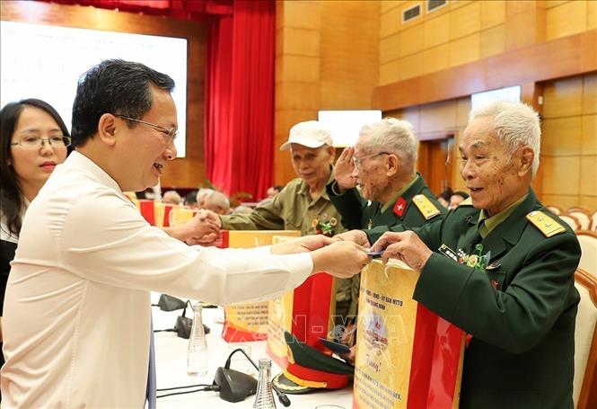 Chủ tịch UBND tỉnh Quảng Ninh Cao Tường Huy tặng quà các cựu chiến binh là Chiến sĩ Điện Biên, thanh niên xung phong, dân công hỏa tuyến và thân nhân Anh hùng liệt sĩ tham gia Chiến dịch Điện Biên Phủ. Ảnh: TTXVN phát