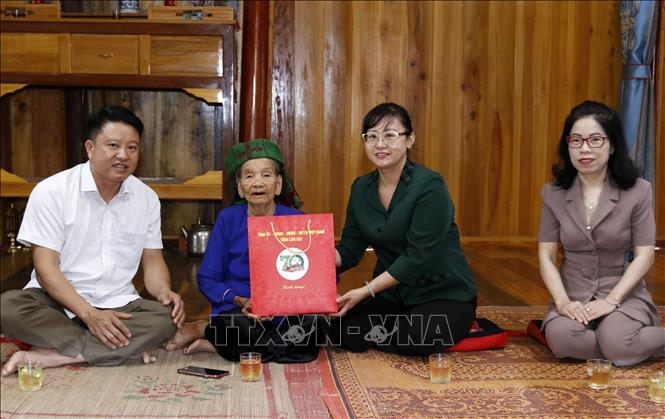 Thăm hỏi, tặng quà gia đình bà Hoàng Thị Pồ, sinh năm 1936, dân công hỏa tuyến trong chiến dịch Điện Biên Phủ, ở thôn Ỏ, xã Liêm Phú, huyện Văn Bàn (Lào Cai). Ảnh: Quốc Khánh - TTXVN