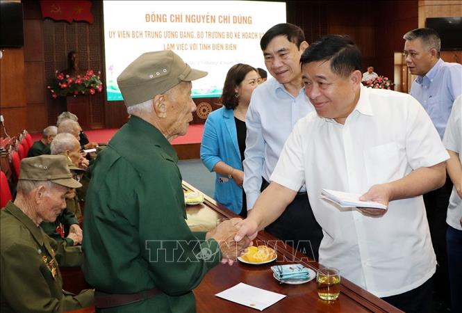 Bộ trưởng Bộ Kế hoạch và Đầu tư Nguyễn Chí Dũng thăm hỏi, tặng quà các Chiến sĩ Điện Biên trên địa bàn huyện Mường Nhé, tỉnh Điện Biên. Ảnh: TTXVN phát