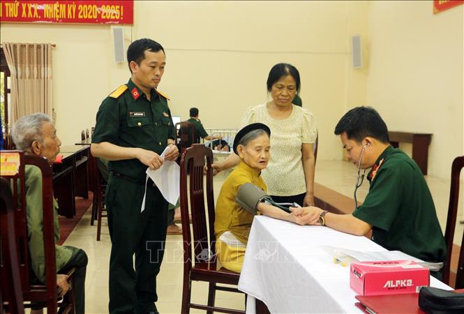 Lực lượng Quân y Hà Nam khám, tư vấn sức khỏe miễn phí cho các chiến sỹ, thanh niên xung phong, dân công hỏa tuyến trực tiếp tham gia chiến dịch Điện Biên Phủ. Ảnh: Nguyễn Chinh - TTXVN