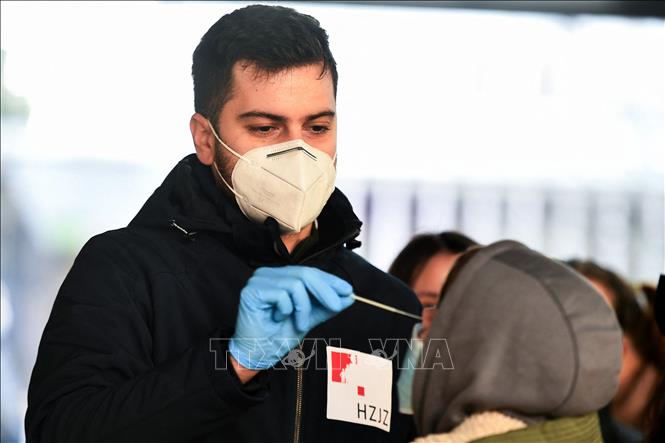 (Tư liệu) Nhân viên y tế lấy mẫu xét nghiệm ho gà cho người dân tại Zagreb, Croatia. Ảnh: AFP/TTXVN