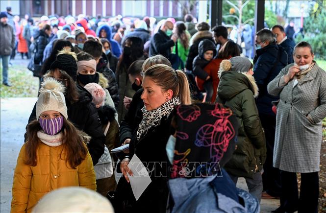 (Tư liệu) Người dân xếp hàng chờ xét nghiệm ho gà tại Zagreb, Croatia. Ảnh: AFP/TTXVN