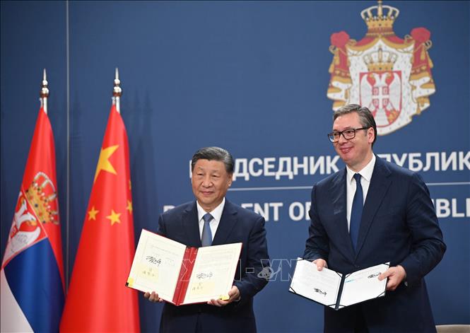 Tổng thống Serbia Aleksandar Vucic (phải) và Chủ tịch Trung Quốc Tập Cận Bình tại lễ ký thỏa thuận hợp tác ở Belgrade, Serbia, ngày 8/5/2024. Ảnh: AFP/TTXVN
