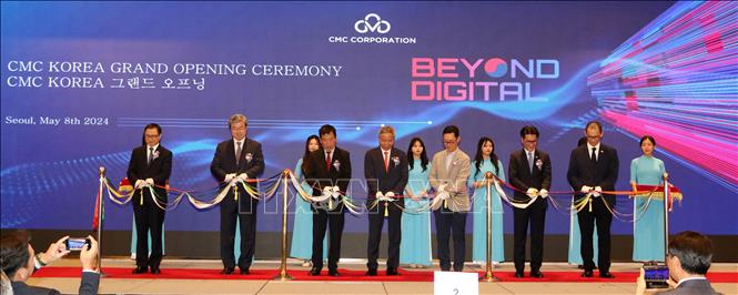 Các đại biểu cắt băng khánh thành văn phòng tại Seoul (Hàn Quốc). Ảnh: Đức Thắng - PV TTXVN tại Seoul