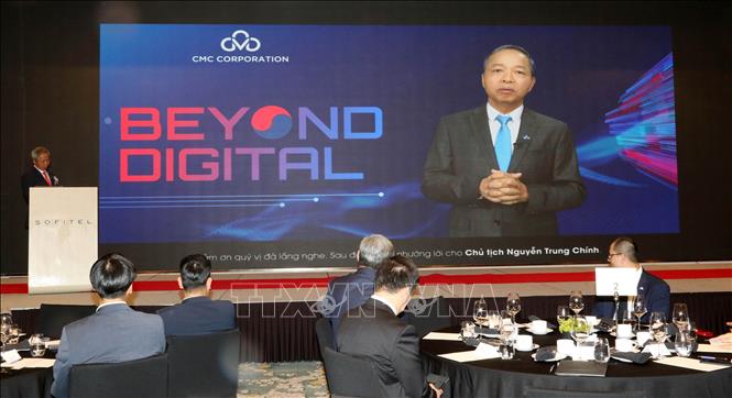 Ông Nguyễn Trung Chính, Chủ tịch Hội đồng quản trị kiêm Tổng Giám đốc điều hành Tập đoàn CMC giới thiệu phần mô phỏng trợ lý ảo giúp ông phát biểu giao tiếp với khách hàng bằng ngôn ngữ tiếng Hàn. Ảnh: Đức Thắng - PV TTXVN tại Seoul