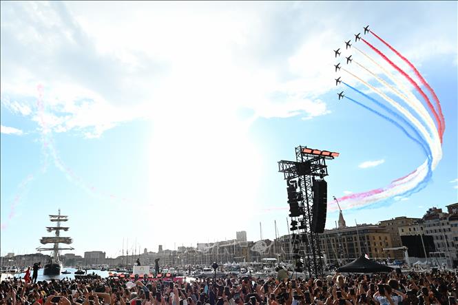 Đội bay nghệ thuật Patrouille de France trình diễn tại lễ đón tàu Belem mang theo ngọn đuốc Olympic Paris 2024 vào cảng Marseille, Pháp ngày 8/5/2024. Ảnh: THX/TTXVN