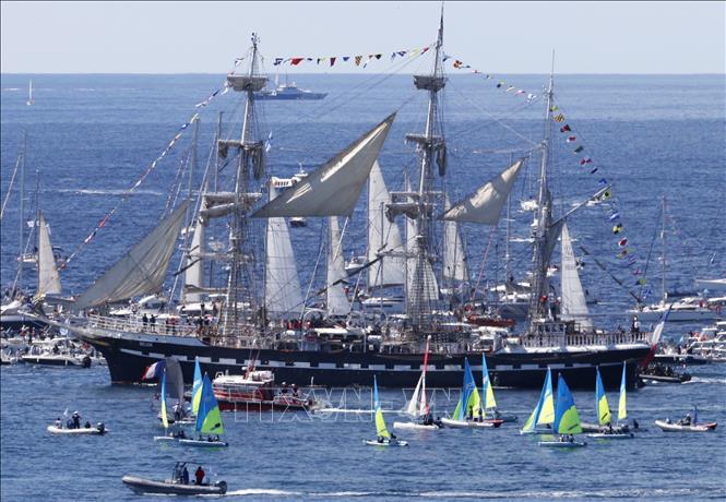 Các thuyền nhỏ hộ tống tàu Belem mang theo ngọn đuốc Olympic Paris 2024 tiến vào cảng Marseille, Pháp ngày 8/5/2024. Ảnh: Kyodo/TTXVN