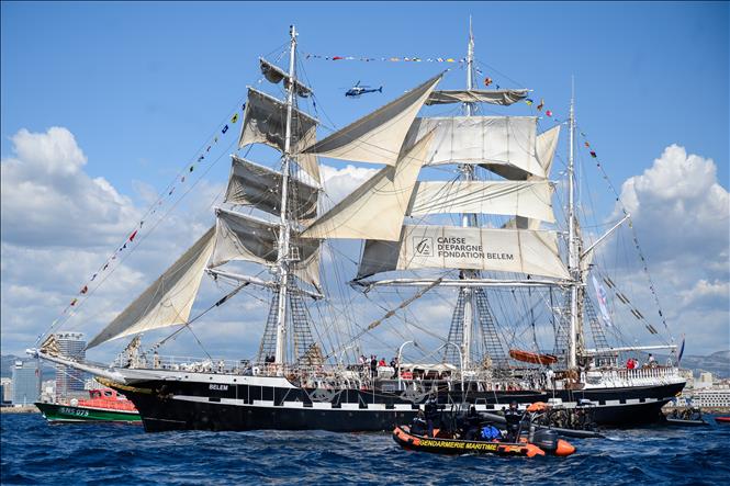 Tàu Belem mang theo ngọn đuốc Olympic Paris 2024 tiến vào cảng Marseille, Pháp ngày 8/5/2024. Ảnh: THX/TTXVN