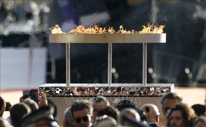 Vạc lửa được thắp sáng bằng ngọn đuốc Olympic Paris 2024 tại cảng Marseille, Pháp ngày 8/5/2024. Kyodo/TTXVN
