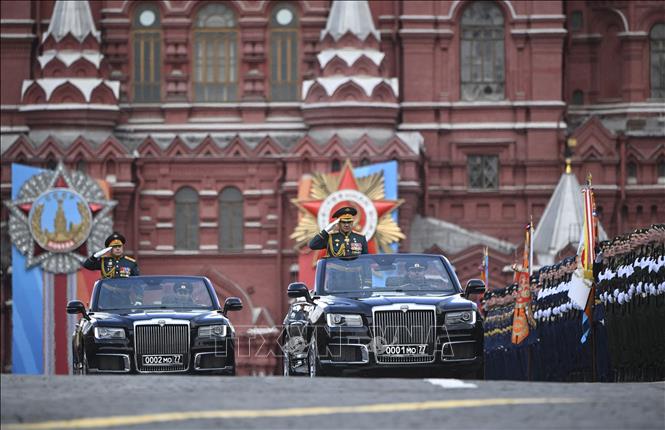 Bộ trưởng Quốc phòng Nga Sergei Shoigu (giữa) tại lễ duyệt binh kỷ niệm Ngày Chiến thắng trên Quảng trường Đỏ ở Moskva, ngày 9/5/2024. Ảnh: AFP/TTXVN