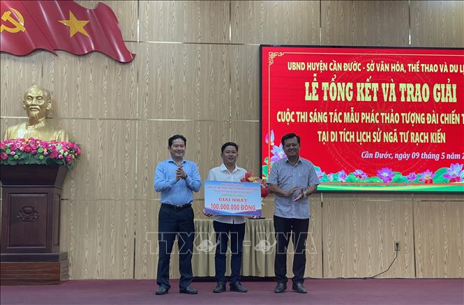 Ban tổ chức trao giải Nhất cùng phần thưởng trị giá 100 triệu đồng cho tác giả Trần Việt Hà (Trường Đại học Kiến trúc Tp. Hồ Chí Minh). Ảnh: Bùi Giang - TTXVN