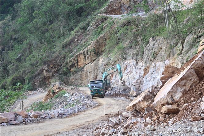 Nhà đầu tư huy động máy móc đẩy nhanh tiến độ thi công dự án. Ảnh: Chu Hiệu-TTXVN.