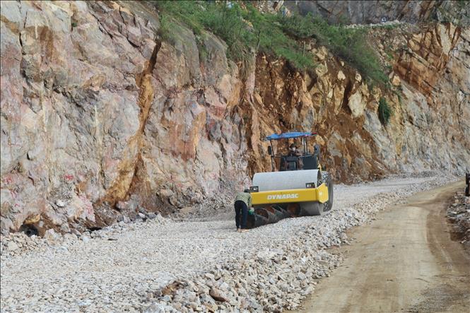 Nhà đầu tư huy động máy móc đẩy nhanh tiến độ thi công dự án. Ảnh: Chu Hiệu-TTXVN.