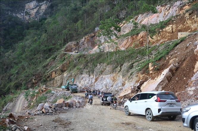 Dự án chậm tiến độ đã ảnh hưởng đến việc đi lại, di chuyển của người dân. Ảnh: Chu Hiệu-TTXVN.