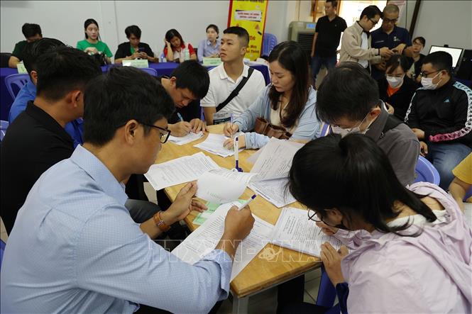 People seek jobs at the Ho Chi Minh City Job Centre. VNA Photo: Thanh Vũ
