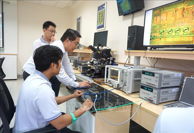 Students at the microchip and high frequency system laboratory of the Polytechnic University under the Ho Chi Minh City National University. VNA Photo: Thu Hoài