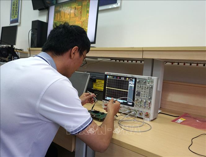 A student at the microchip and high frequency system laboratory of the Polytechnic University under the Ho Chi Minh City National University. VNA Photo: Thu Hoài