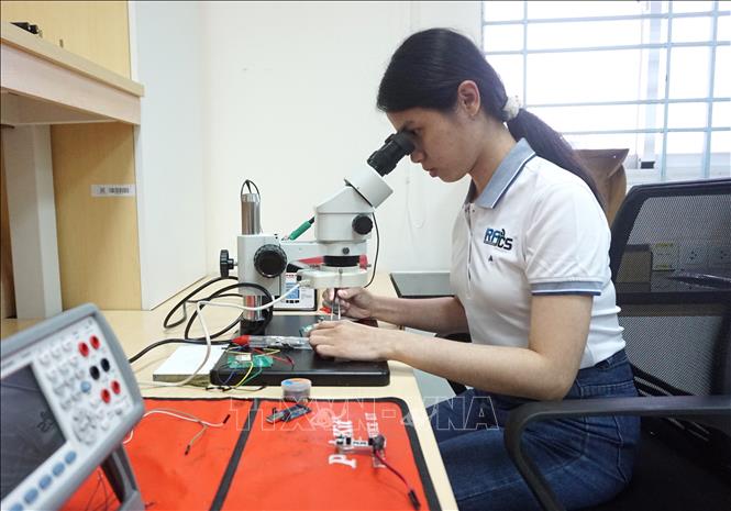 A student at the microchip and high frequency system laboratory of the Polytechnic University under the Ho Chi Minh City National University. VNA Photo: Thu Hoài