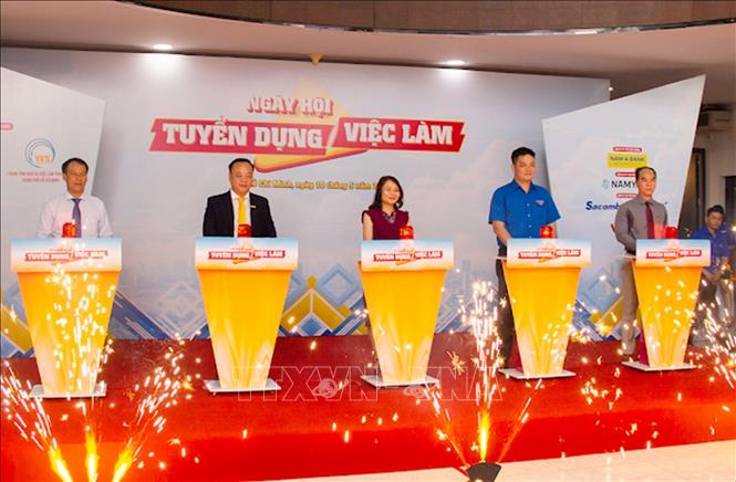 Lãnh đạo Trung tâm Dịch vụ việc làm Thanh niên Thành phố Hồ Chí Minh (Yes Center), trường Đại học Công Nghiệp Thành phố Hồ Chí Minh (IUH) và các đại biểu thực hiện nghi thức khai mạc ngày hội. Ảnh: Thanh Vũ-TTXVN
