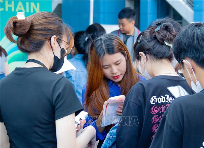 Sinh viên và người lao động tìm việc tại ngày hội. Ảnh: Thanh Vũ-TTXVN

