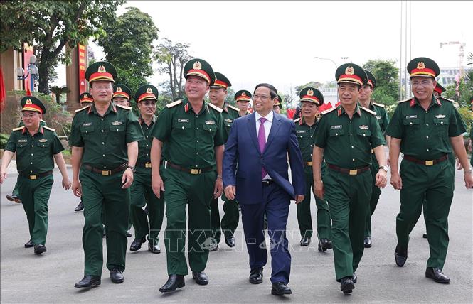 PM Pham Minh Chinh visits Army Corps 12-Truong Son Construction Corporation and the Truong Son-Ho Chi Minh Trail Traditional Association. VNA Photo: Dương Giang
