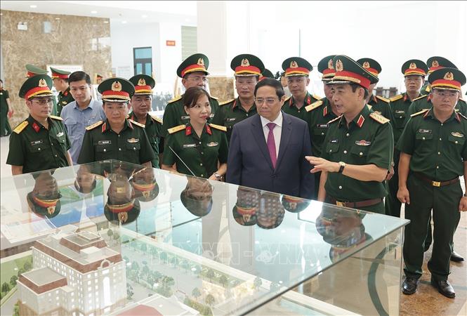PM Pham Minh Chinh visits Army Corps 12-Truong Son Construction Corporation and the Truong Son-Ho Chi Minh Trail Traditional Association. VNA Photo: Dương Giang