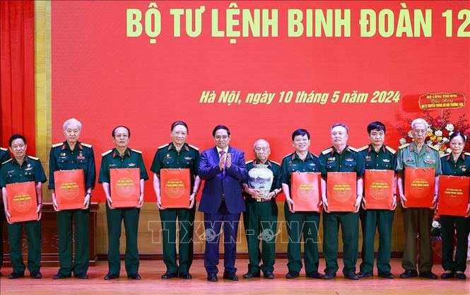 PM Pham Minh Chinh presents gifts to the Truong Son-Ho Chi Minh Trail Traditional Association. VNA Photo: Dương Giang