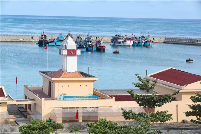 Trung tâm Hậu cần nghề cá đảo Đá Tây quý I năm 2023 đã cung cấp miễn phí 2437 m3 nước ngọt, cung ứng gần 283 nghìn lít dầu diezel, 29 tấn lương thực, thực phẩm, gần 116 nghìn  cây đá cho ngư dân. Ảnh: TTXVN