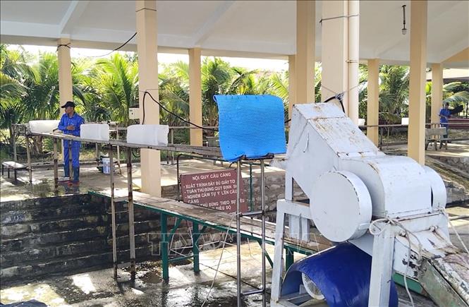 Trung tâm Hậu cần nghề cá đảo Đá Tây năm 2023 đã cung ứng 116 nghìn cây đá cho ngư dân. Ảnh: TTXVN