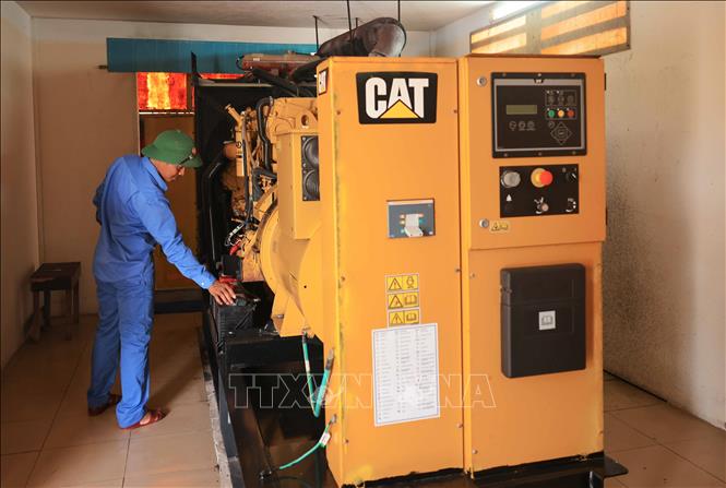 Trung tâm Hậu cần nghề cá đảo Đá Tây trang bị máy phát điện phục vụ cho đời sống sinh hoạt của ngư dân khi vào trú, tránh bão, sửa chữa tàu thuyền bị hư hỏng. Ảnh: Hoàng Hiếu – TTXVN