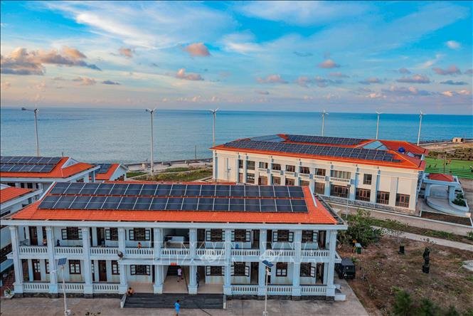Đảo Trường Sa lớn có 3 toà nhà mới được xây dựng, là chỗ ở đồng thời cho hàng trăm ngư dân tránh trú bão, giúp họ yên tâm khi khai thác, đánh bắt hải sản tại khu vực huyện đảo Trường Sa. Ảnh: Hoàng Hiếu – TTXVN