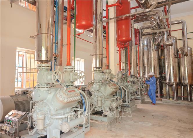 Hệ thống làm cây đá của Trung tâm Dịch vụ hậu cần nghề cá đảo Đá Tây, năm 2023 đã cung ứng gần 116 ngàn cây đá cho ngư dân với giá bằng ở đất liền. Ảnh: Hoàng Hiếu – TTXVN