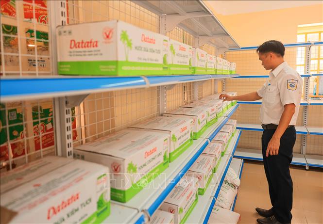 Kho chứa với đa dạng chủng loại lương thực, thực phẩm, nước của Trung tâm Hậu cần nghề cá đảo Đá Tây sẵn sàng cung cấp cho ngư dân vươn khơi, bám biển. Ảnh: Hoàng Hiếu – TTXVN