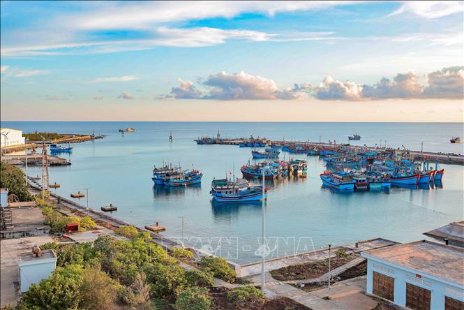 Khu vực âu tàu đảo Trường Sa lớn được xây dựng hiện đại, là nơi tránh trú, neo đậu an toàn cho tàu thuyền, với trung tâm hậu cần cung cấp nước ngọt miễn phí, cung ứng lương thực, thực phẩm, nhiên liệu giúp ngư dân yên tâm vươn khơi bám biển. Ảnh: Hoàng Hiếu – TTXVN