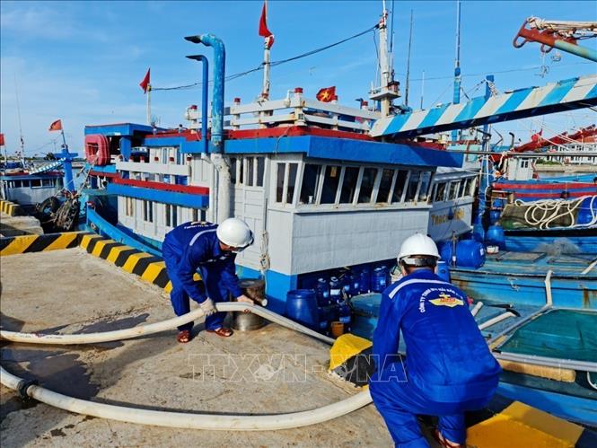 Trung tâm hậu cần nghề cá đảo Trường Sa Lớn cung ứng nước ngọt miễn phí cho tàu cá. Ảnh: TTXVN