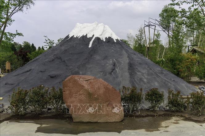 Phiên bản núi Phú Sĩ của Nhật Bản trong công viên động vật hoang dã Pairi Daiza. Ảnh: TTXVN phát